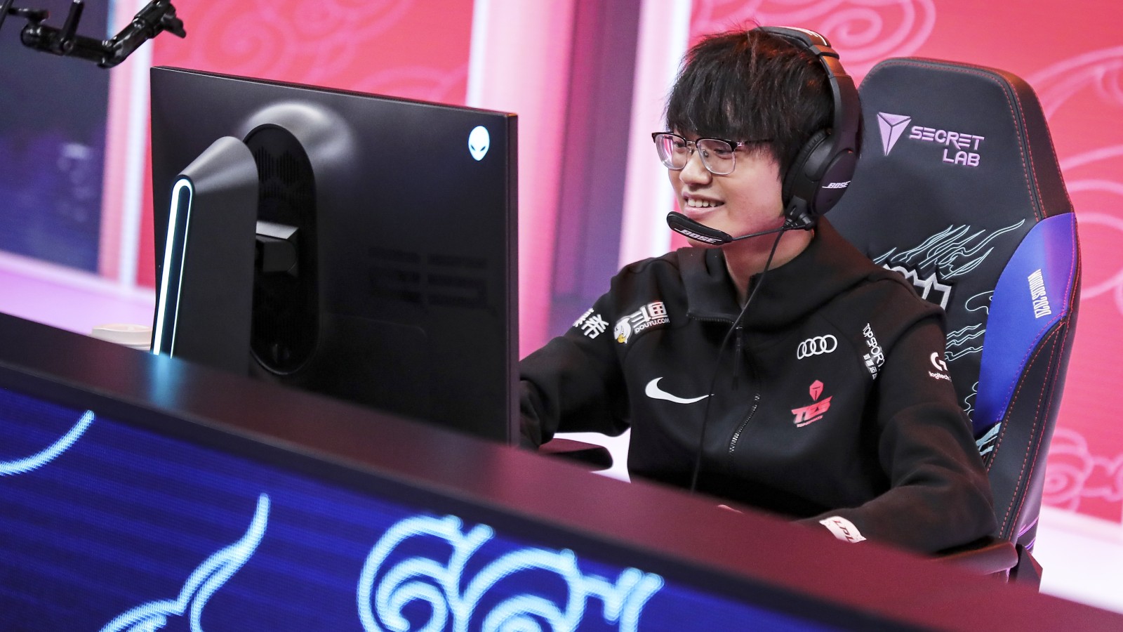Il giocatore professionista cinese domina la partita di Champions Queue 49