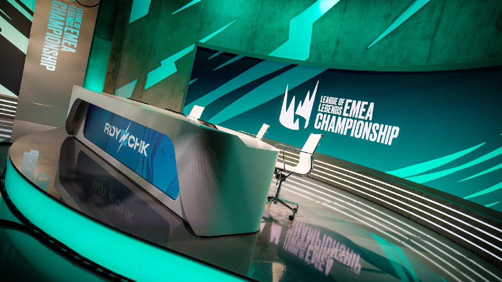 LEC desk 11
