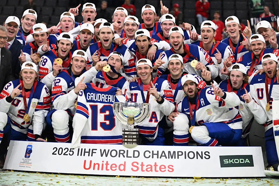 Il Team USA regge la maglia di Johnny Gaudreau mentre celebra il loro campionato. (Jonathan Nackstrand/AFP tramite Getty Images)