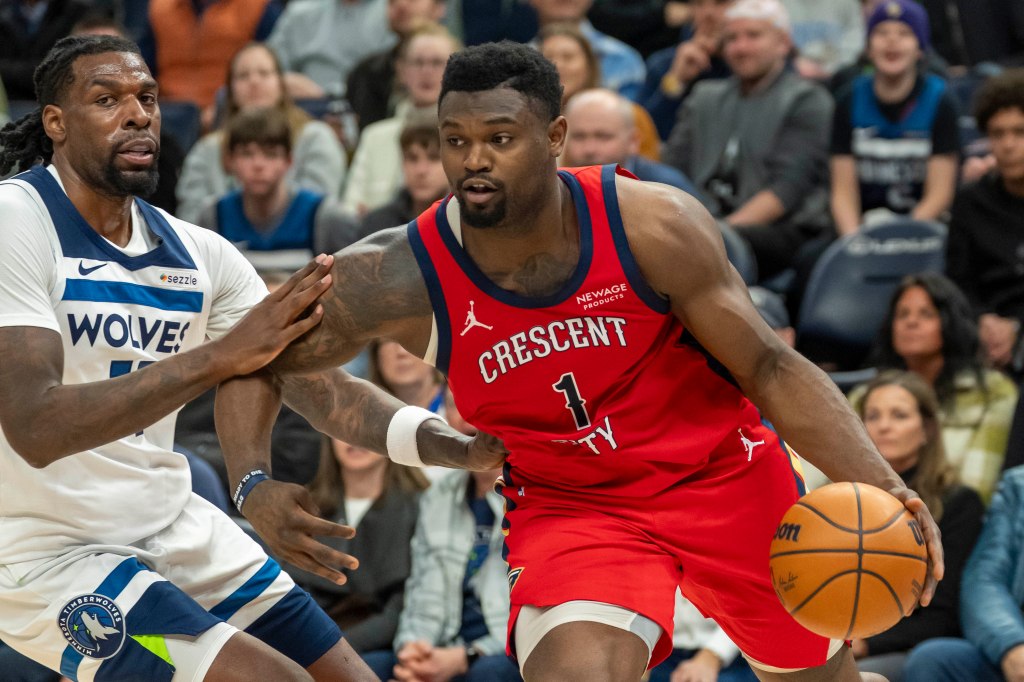 I pellicani in avanti Sion Williamson (1) guidano verso il cestino oltre il Minnesota Timberwolves Center Naz Reid (11)
