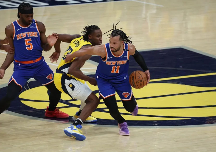 27 maggio 2025; Indianapolis, Indiana, USA; La guardia di New York Knicks, Jalen Brunson (11), guida l'attaccante dell'Indiana Pacers Aaron Nesmith (23) durante il primo quarto di gioco delle finali della Eastern Conference per i playoff NBA del 2025 a Gainbridge Fieldhouse. Credito obbligatorio: immagini di Trevor Ruszkowski-Imagn