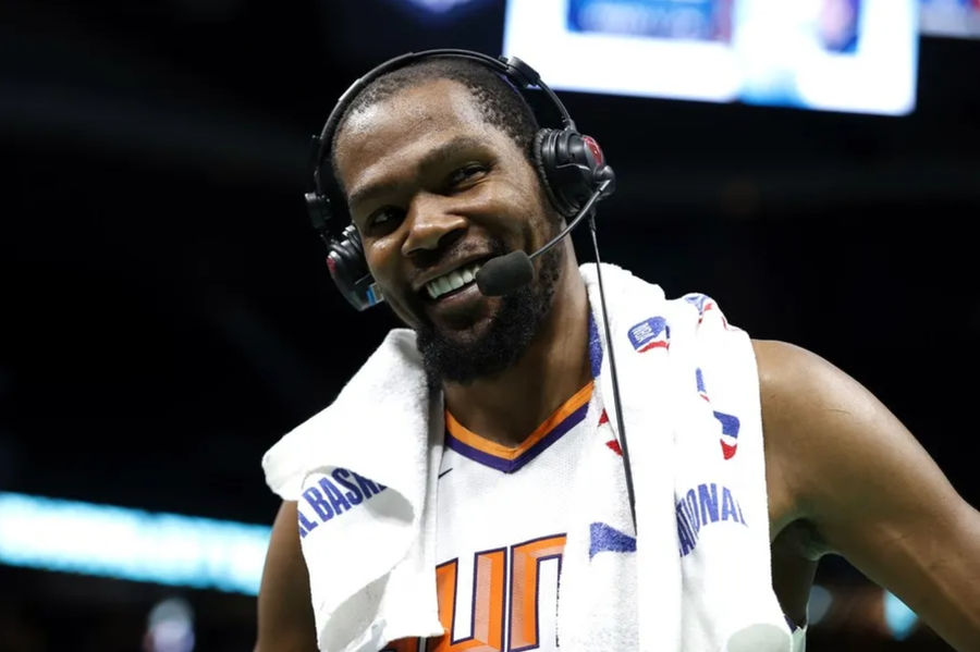 1 marzo 2023; Charlotte, Carolina del Nord, USA; L'attaccante di Phoenix Suns Kevin Durant (35) sorride mentre viene intervistato dopo la partita contro i Charlotte Hornets allo Spectrum Center. Credito obbligatorio: immagini di Brian Westerholt-Immagn