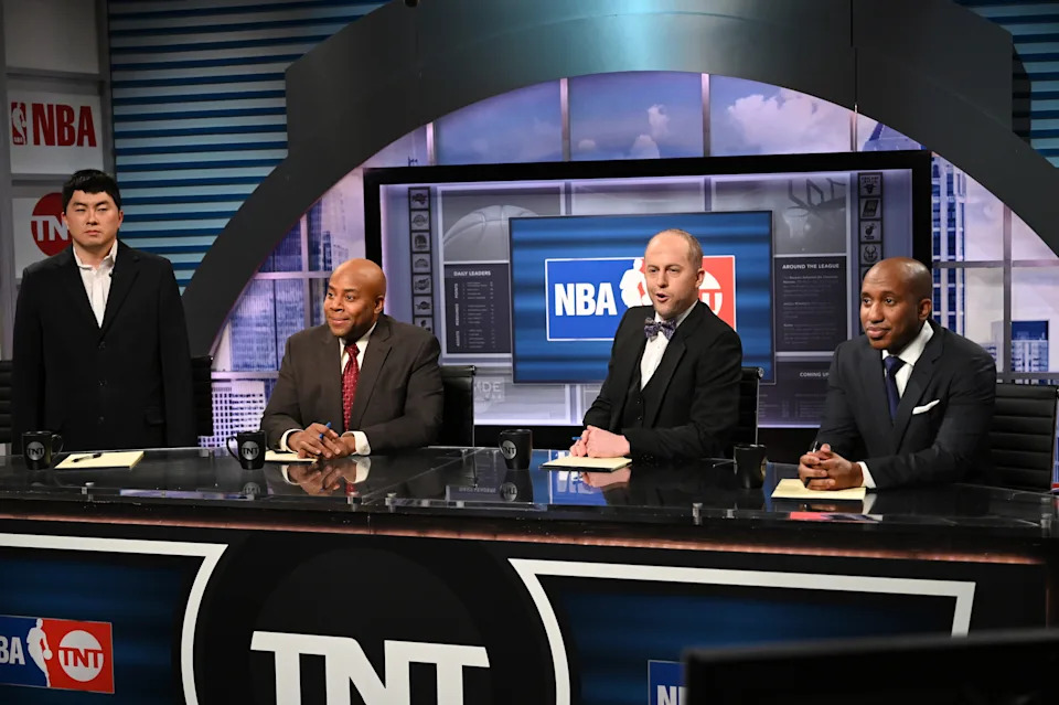 Saturday Night Live - Ariana Debose, Bleachers Episodio 1815 - Nella foto: (LR) Bowen Yang nei panni di Yao Ming, Kenan Thompson nei panni di Charles Barkley, Alex Moffat nei panni di Ernie Johnson e Chris Redd tramite Kenny Smith) durante lo schizzo NBA su TNT sabato 15 gennaio 2022 - (Foto di Will HEATH/NBC/NBCU Photty)