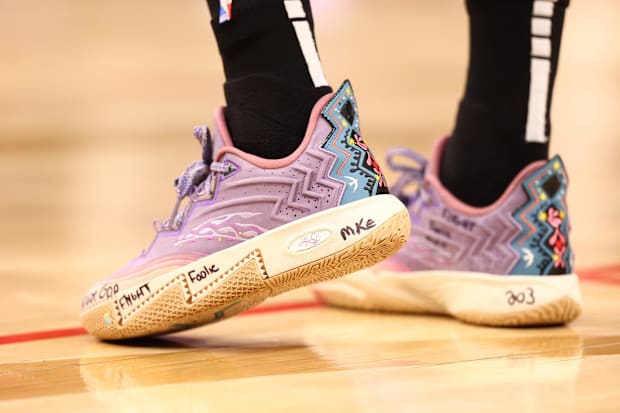 Le scarpe Anta Pink Anta di Kevon Looney.