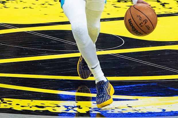 Le scarpe Puma blu e oro di Tyrese Haliburton.