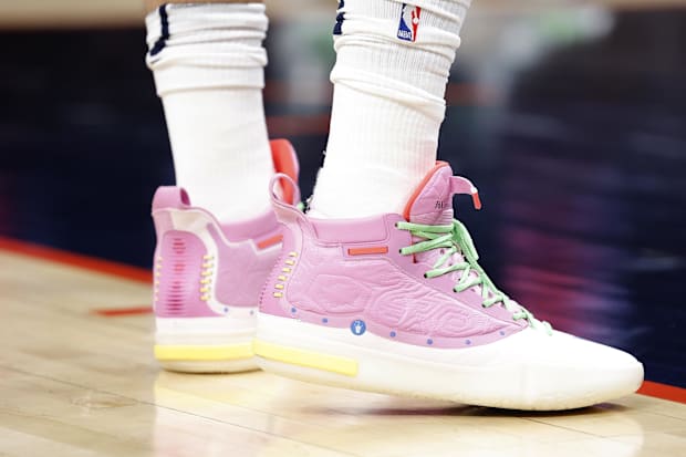 Le scarpe rosa e bianche di Nikola Jokic.