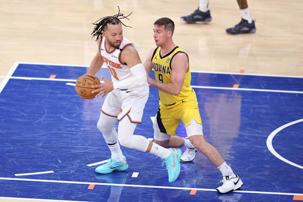 Jalen Brunson indossa scarpe Nike verdi.