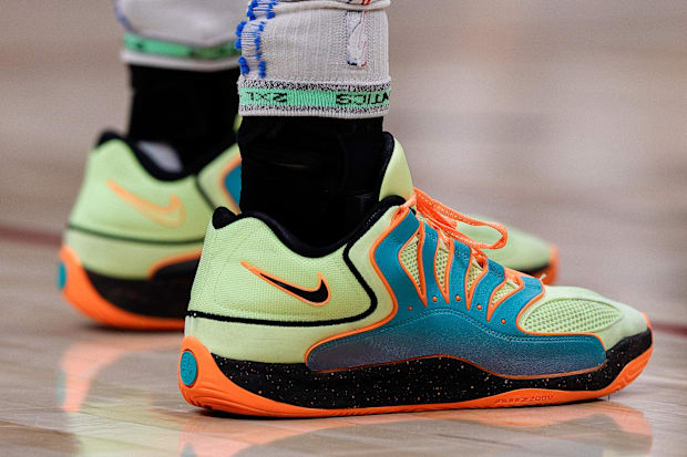 Scarpe Nike verdi e arancioni di Chet Holmgren.
