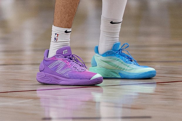 Le scarpe New Balance viola e blu di Jamal Murray.