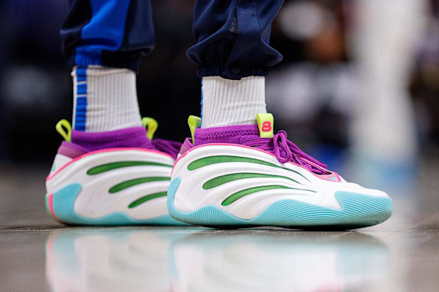 Scarpe adidas bianche e viola di Jalen William.
