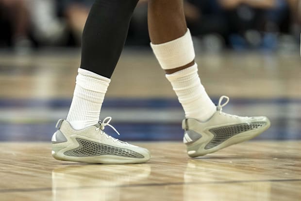 Scarpe Adidas grigie e bianche di Anthony Edwards.