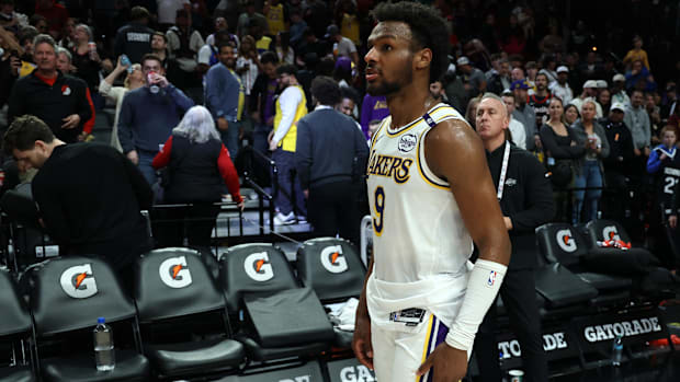 13 aprile 2025; Portland, Oregon, USA; La guardia di Los Angeles Lakers Bronny James (9) attende che la sua squadra esca con il centro di modalità dopo t