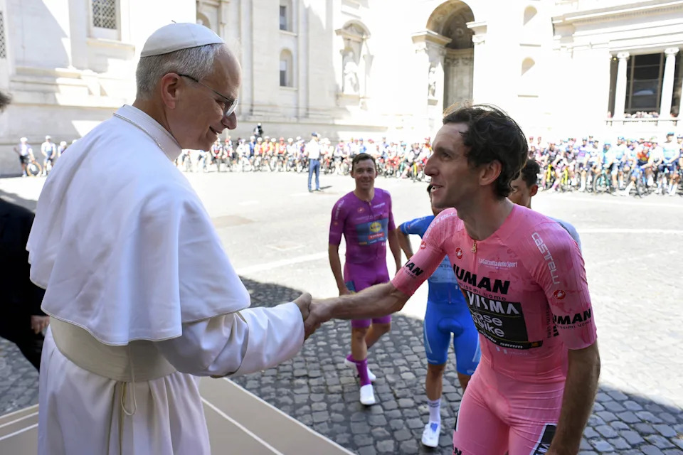 Papa Leo Xiv saluta Yates e altri ciclisti prima della loro corsa attraverso la città del Vaticano. (Francesco Sforza via Vatican Pool/Getty Images)