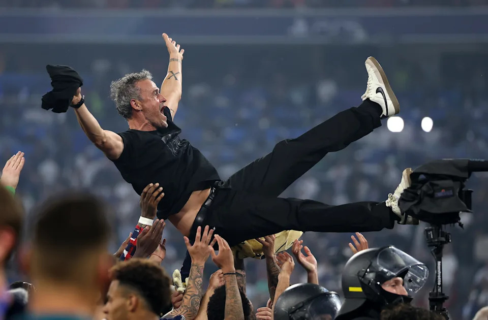 Il manager del PSG Luis Enrique viene sollevato in aria dai suoi giocatori. (Lars Baron/Getty Images)