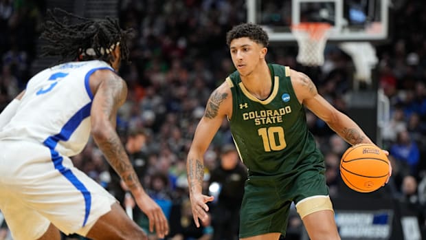 Colorado State Rams Guard Nique Clifford (10) cerca di guidare la palla durante la seconda metà contro Memphis Tigers.