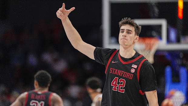 L'attaccante cardinale di Stanford Maxime Raynaud (42) celebra dopo una schiacciata contro i Louisville Cardinals.