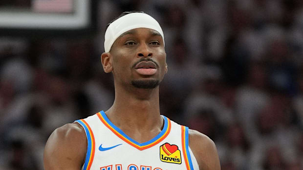 Shai Gilgeous-Alexander guarda avanti