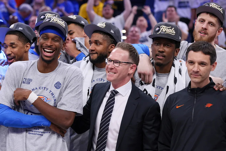 Da sinistra a destra, la guardia del tuono di Oklahoma City Shai Gilgeous-Alexander, la guardia Isaiah Joe, il direttore generale Sam Presti, l'attaccante Jalen Williams, l'allenatore Mark Daigneault, la prima destra e il centro di Isaiah Hartenstein, si fermano a destra, con la presentazione del trofeo dopo il gioco 5 di una serie di commedie per la conferenza occidentale della NBA contro la Minnesot, mercoledì, mercolette, mercolette a destra, in piedi per la presentazione del trofeo dopo il gioco 5 di una serie di commedie per la conferenza occidentale della NBA contro la serie di Minnesot, mercoledì, mercolande Oklahoma City. (AP Photo/Nate Billings)
