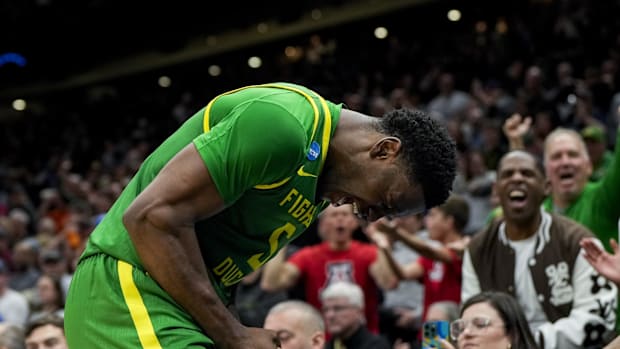 La guardia dell'Oregon Ducks TJ Bamba (5) reagisce dopo una giocata contro gli Arizona Wildcats nel secondo tempo alla Climate Pledge Arena.
