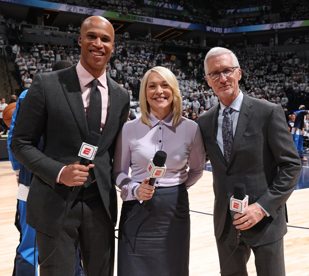 Da sinistra: Richard Jefferson, Doris Burke e Mike Breen si posano prima di una partita di playoff di Thunder-Timberwolves il 24 maggio 2025.