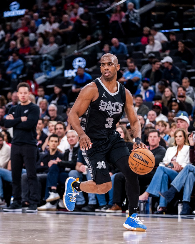 Chris Paul #3 del San Antonio Spurs dribbla la palla durante una partita.