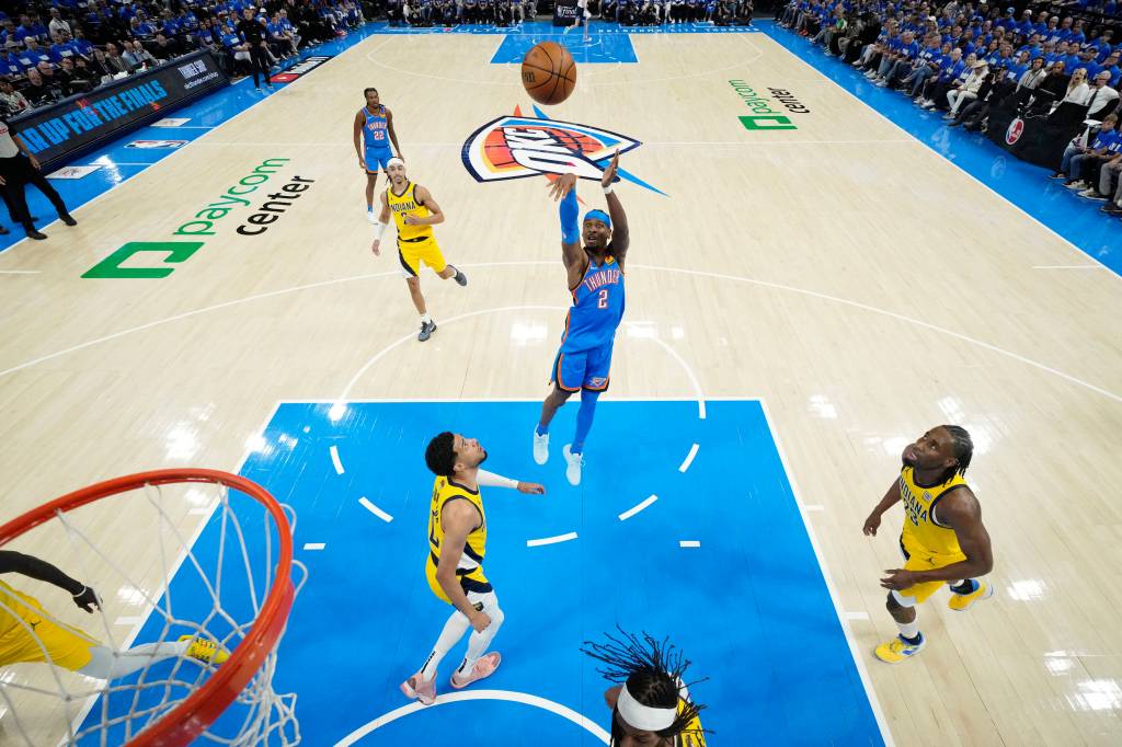 Shai Gilgeous-Alexander del tiro di Oklahoma City Thunder durante una partita delle finali della NBA.