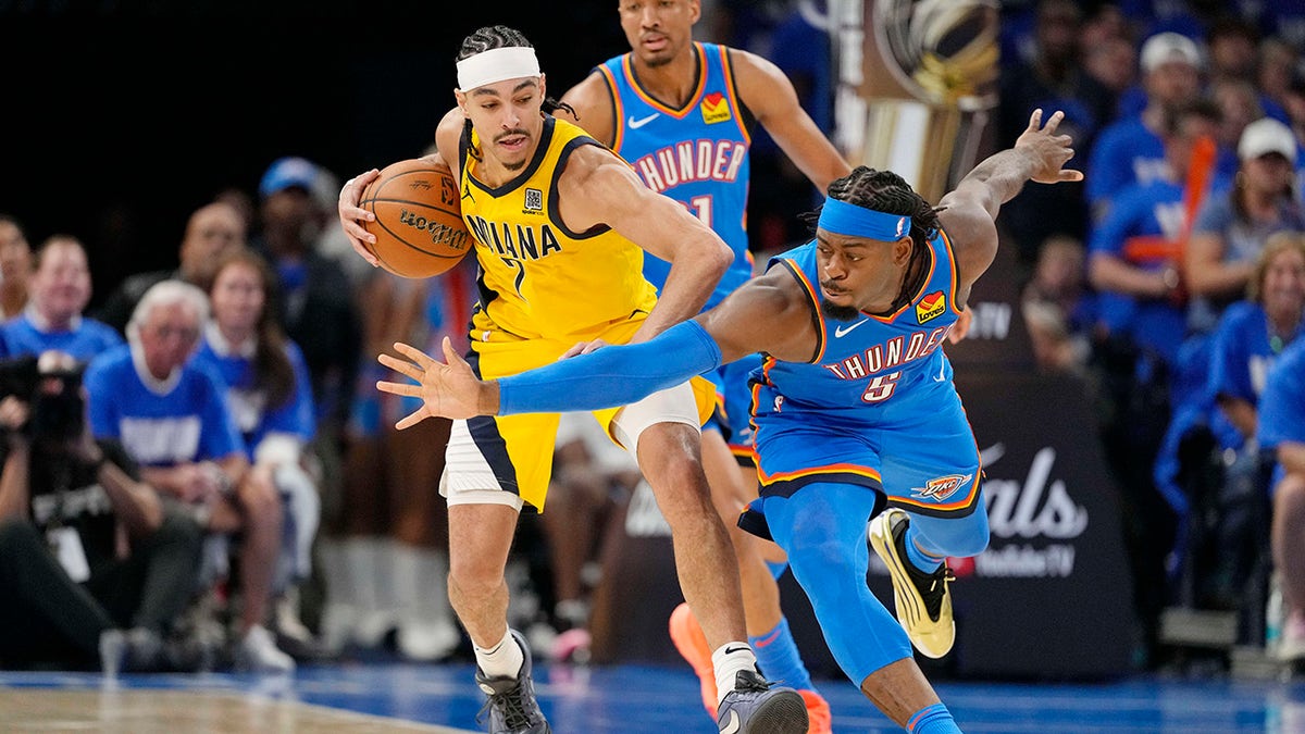 Il tuono e i pacers combattono per la palla