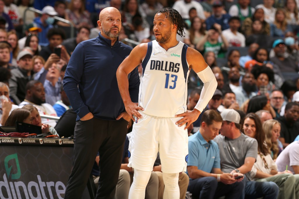 Jason Kidd (L.) e Jalen Brunson (r.) Con i Mavericks nel 2022.