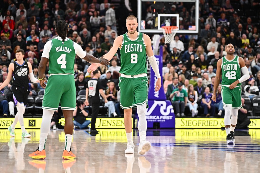 I giocatori di Boston Celtics sono in alto durante una partita di basket.