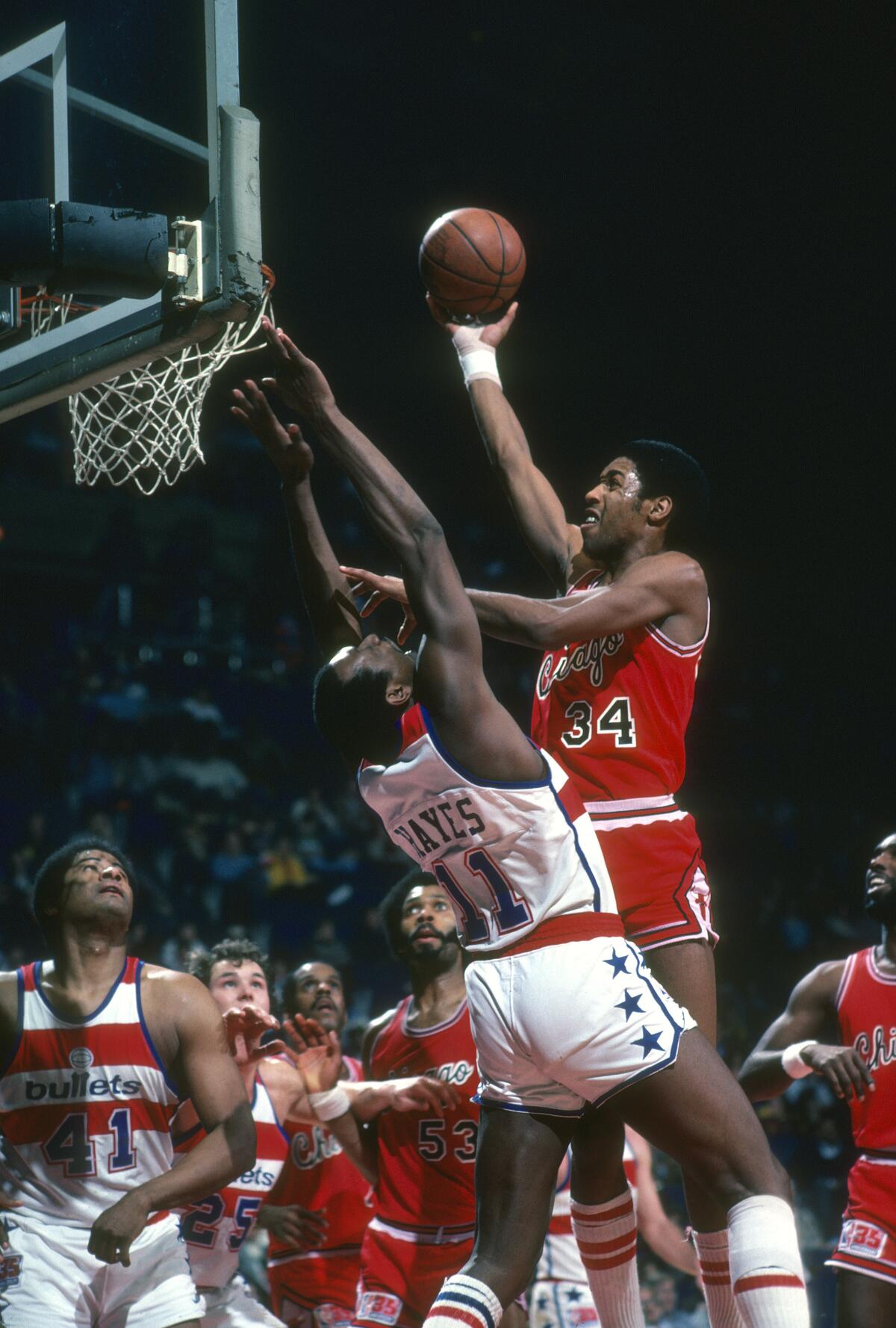 Il David Greenwood di Bulls spara sui proiettili Elvin Hayes durante una partita nel 1981 a Landover, nel Maryland.