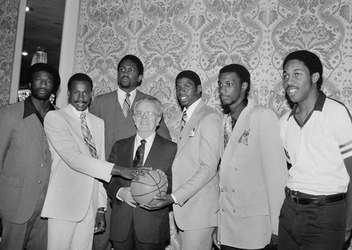 Gli atleti del college selezionati nella bozza della posa della National Basketball Association con il commissario NBA Larry O'Brien.