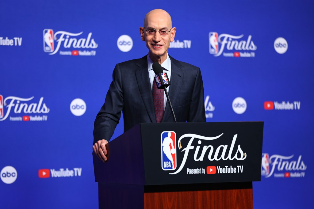 Il commissario NBA, Adam Silver, parla dei media durante una conferenza stampa prima della partita 1 delle finali NBA del 2025 tra l'Indiana Pacers e l'Oklahoma City Thunder il 5 giugno 2025 presso il Paycom Center di Oklahoma City, Oklahoma.