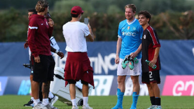 Selfie esclusivi: De Bruyne con i giocatori dell’Arezzo