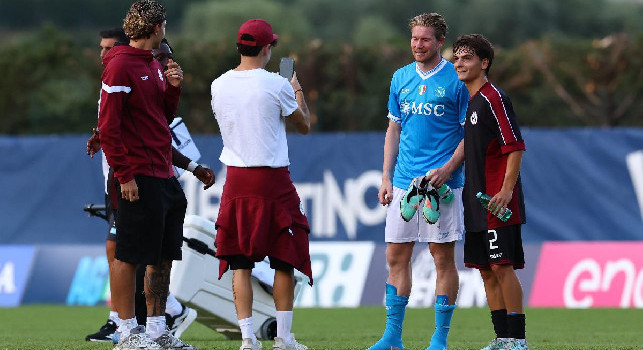 Selfie esclusivi: De Bruyne con i giocatori dell’Arezzo