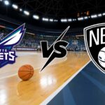 Immagine promozionale della partita NBA tra Charlotte Hornets e Brooklyn Nets del 22 ottobre 2025, con i loghi delle squadre su una palestra di basket illuminata.