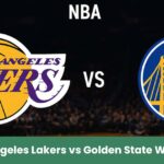 Partita NBA Los Angeles Lakers vs Golden State Warriors sul campo da basket, con loghi e data 21 Ottobre 2025.