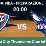 Oklahoma City Thunder vs Charlotte Hornets su un campo da basket illuminato.