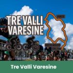 Ciclisti in gara alla Tre Valli Varesine 2025 con mappa del percorso Busto Arsizio–Varese sullo sfondo montuoso italiano.