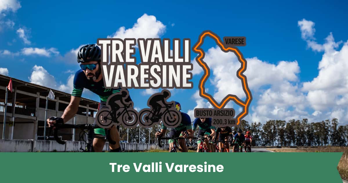 Ciclisti in gara alla Tre Valli Varesine 2025 con mappa del percorso Busto Arsizio–Varese sullo sfondo montuoso italiano.